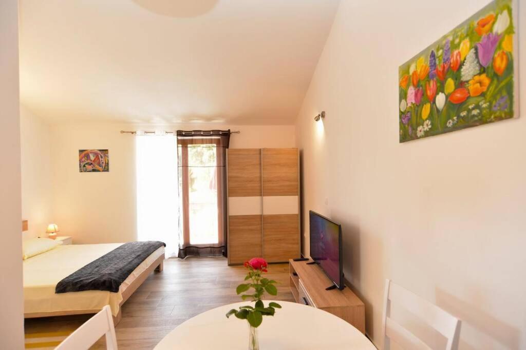 Apartment Vesna For 2, Free Parking And Wi-Fi PUY Eksteriør bilde